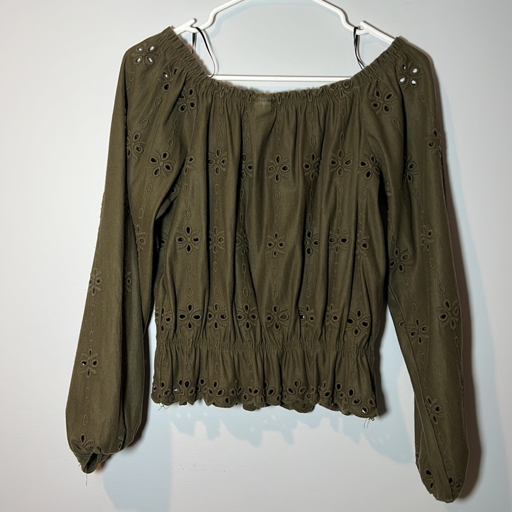 ✨H&M Olive Green Off Shoulder (optional) peasant blouse - Picture 3 of 3